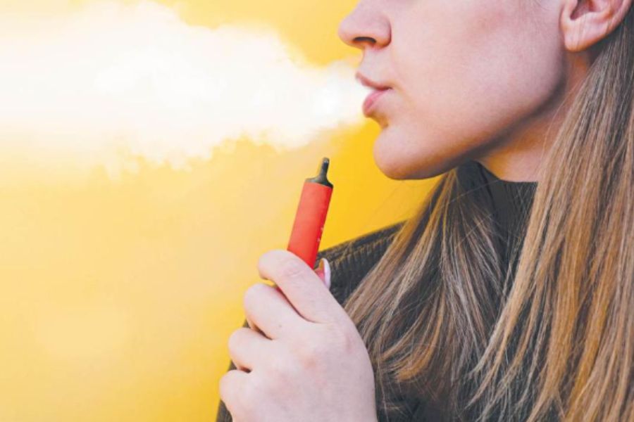 Federal law of the US sets the legal age to purchase and use vapes as 21